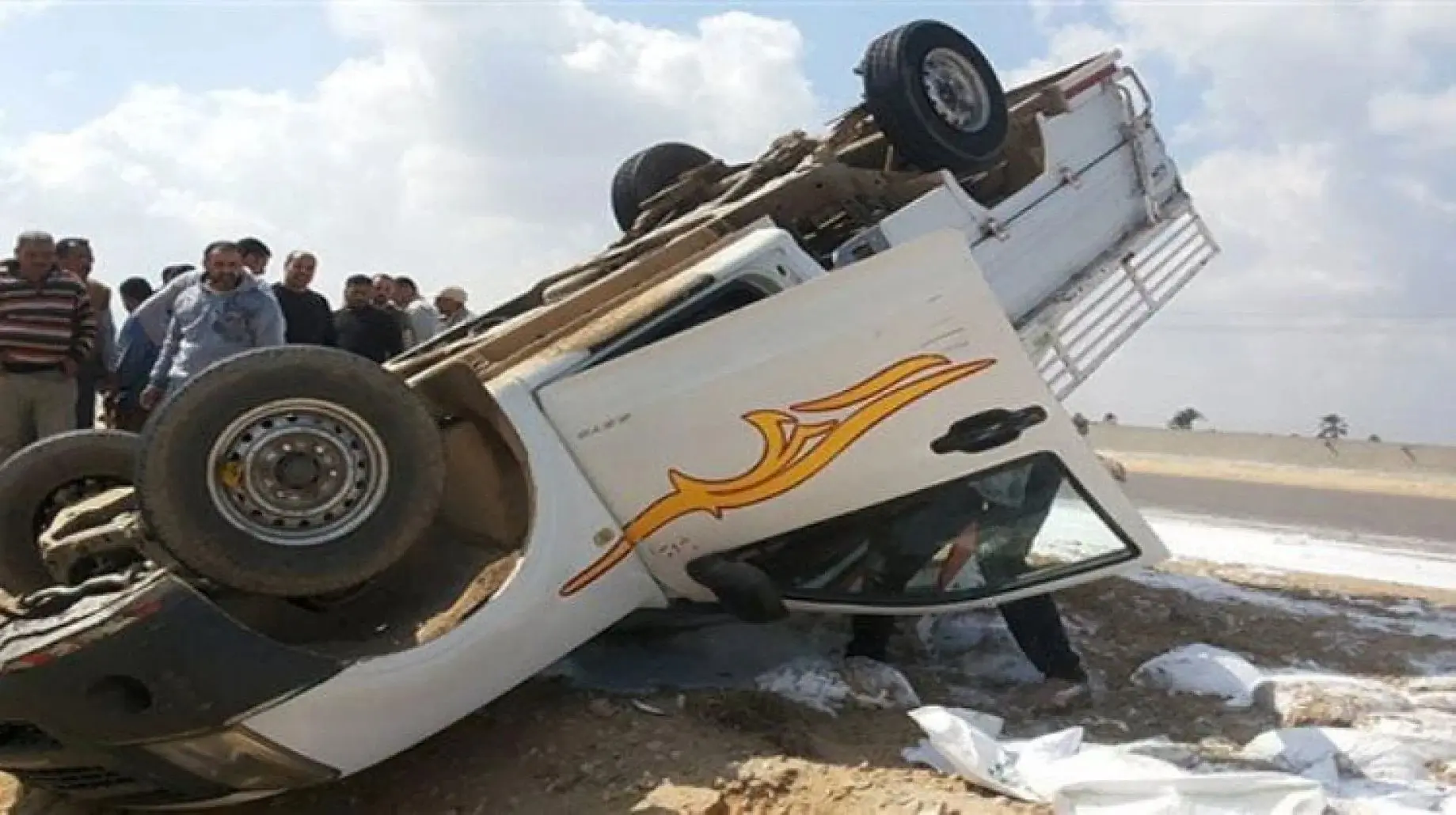 إصابة 12 عاملًا في انقلاب سيارة ربع نقل بطريق مطروح الإسكندرية الساحلي