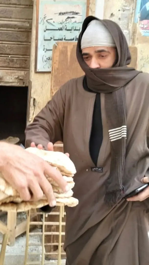 بـ "الجلابية" البلدي.. مفتش تموين يخترق طوابير الخبز في إيتاي البارود ويسقط المخالفين - 0c63b91b 2771 4b45 a882 81228a751b08