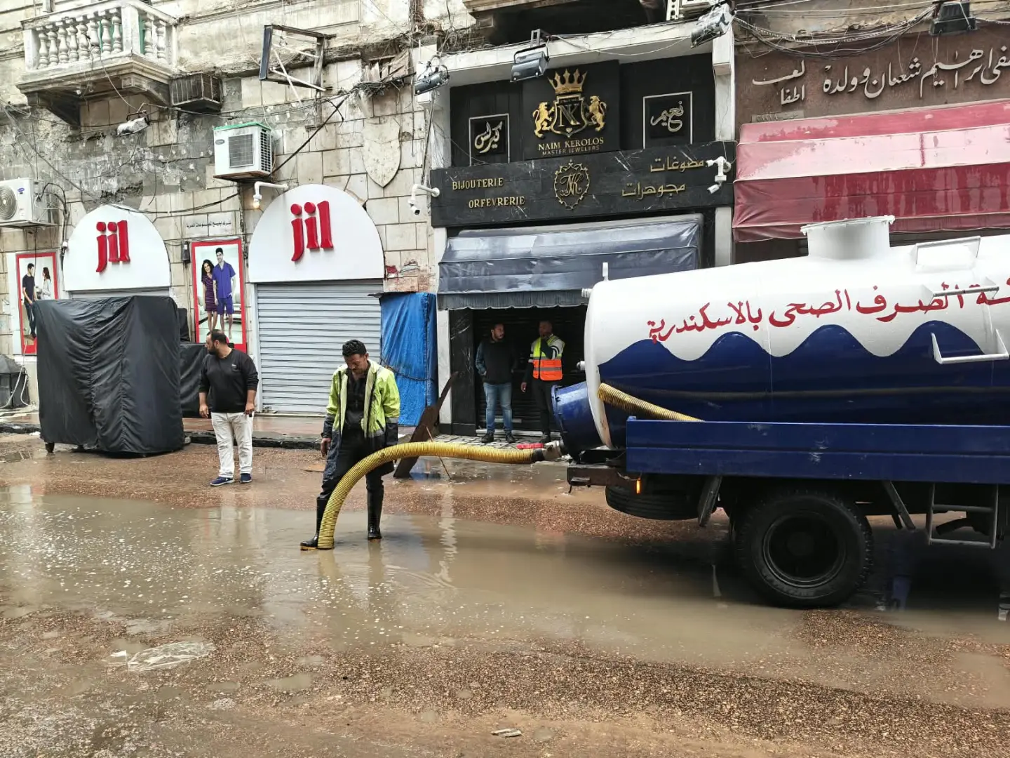 شهدت المحافظة، منذ الساعات الأولى، موجة من الطقس غير المستقر، حيث تساقطت أمطار متفاوتة الشدة تراوحت بين المتوسطة والغزيرة على كافة الأنحاء والمراكز. وأدت هذه الموجة الممطرة إلى تباين ملحوظ في درجات الحرارة وسط أجواء شتوية باردة، بينما واصلت الجهات التنفيذية رفع حالة الطوارئ القصوى ونشر معدات سحب المياه بالشوارع والميادين الرئيسية لضمان انتظام الحركة المرورية وتجنب أي تكدسات قد تؤثر على تنقلات المواطنين.