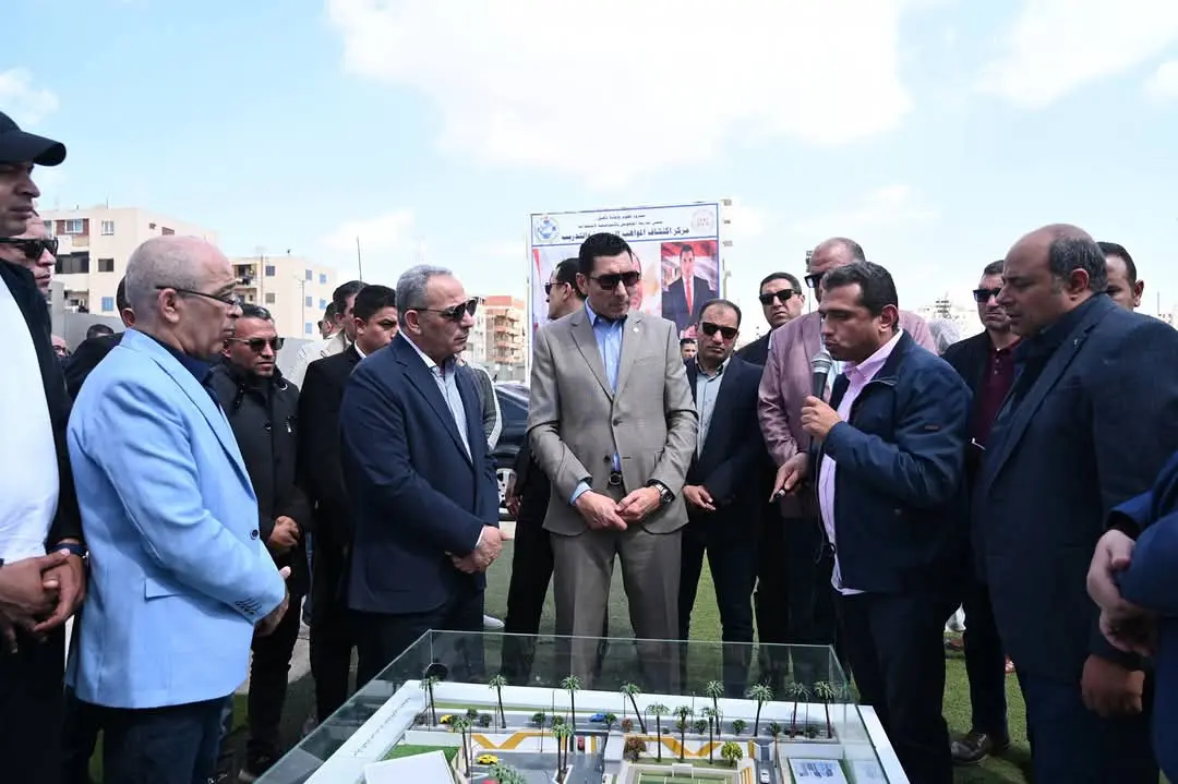 وزير الشباب والرياضة ومحافظ الإسماعيلية يفتتحان أعمال تطوير ملعب بيبسي ستارز بمركز التنمية الشبابية - 1000008205