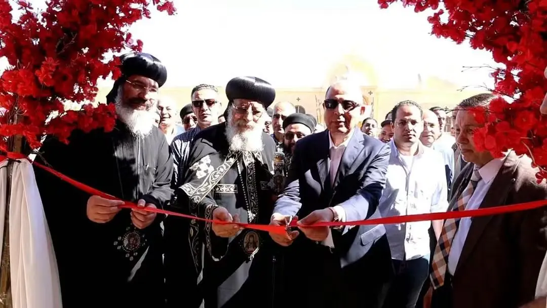 محافظ المنيا والبابا تواضروس الثاني يضعان حجر أساس كنيسة السيدة العذراء مريم والملاك ميخائيل ببني مزار - 1000014913