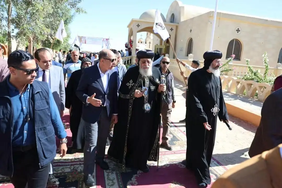 محافظ المنيا والبابا تواضروس الثاني يضعان حجر أساس كنيسة السيدة العذراء مريم والملاك ميخائيل ببني مزار - 1000014917