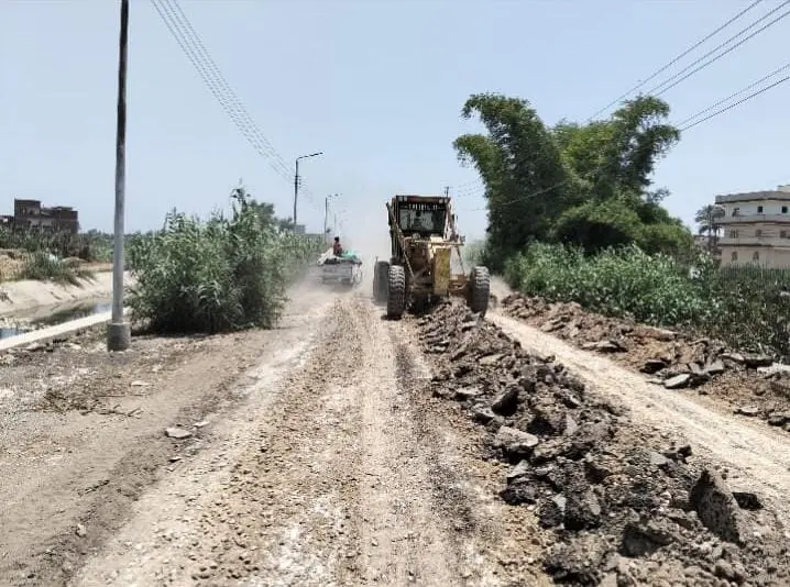 دفعة جديدة لتطوير طرق البحيرة.. بدء رصف جسر ترعة فرهاش بكوم حمادة - 1000087092