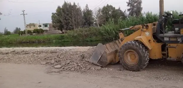 دفعة جديدة لتطوير طرق البحيرة.. بدء رصف جسر ترعة فرهاش بكوم حمادة - 1000087094