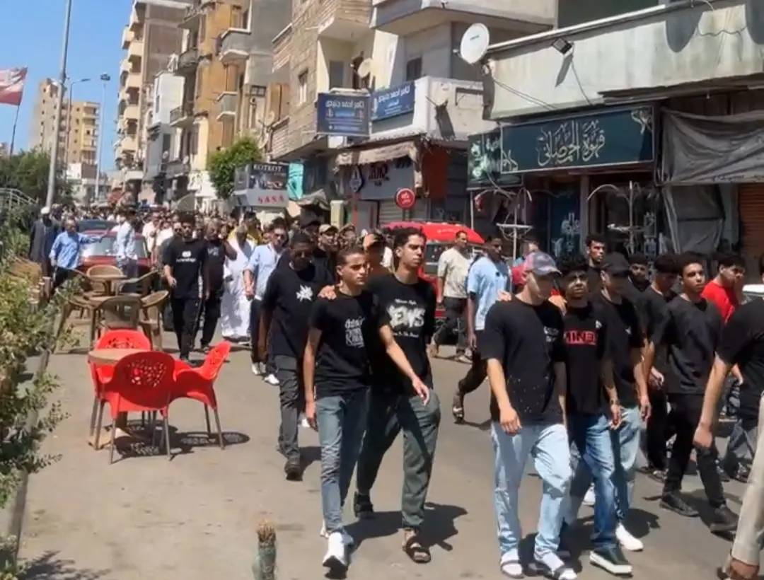 مأساة في دمنهور.. تشييع جثمان طالب لقي مصرعه من الطابق التاسع - 1000110438