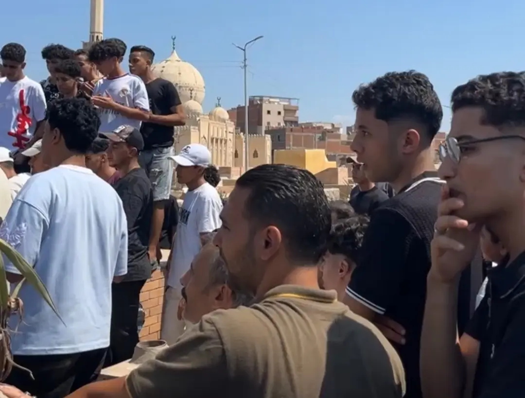 مأساة في دمنهور.. تشييع جثمان طالب لقي مصرعه من الطابق التاسع - 1000110439