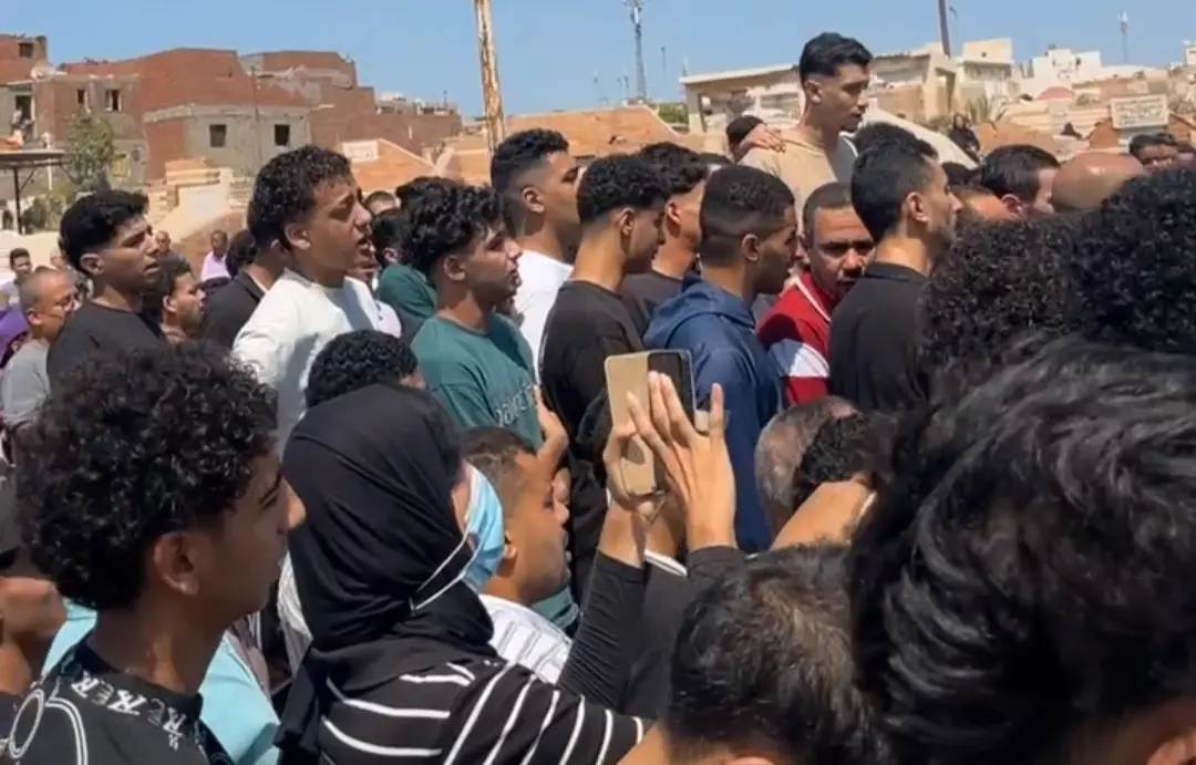مأساة في دمنهور.. تشييع جثمان طالب لقي مصرعه من الطابق التاسع - 1000110441