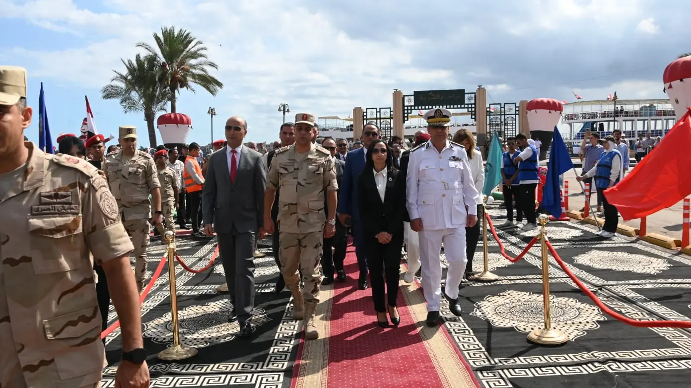 شعلة النصر تضيء سماء البحيرة من رشيد في العيد القومي الـ219 - 1000140273