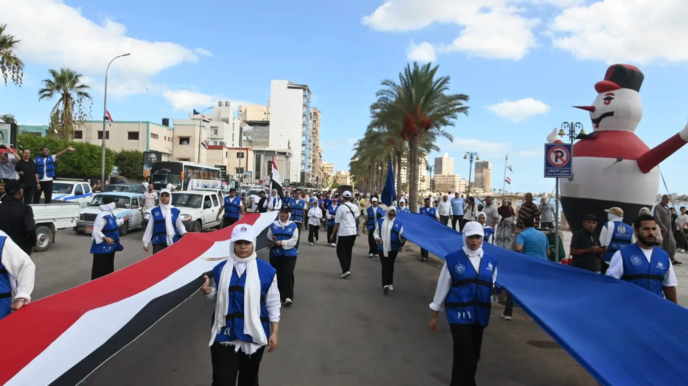 200 شاب وفتاة يركضون على كورنيش رشيد.. ماراثون احتفالات عيد البحيرة الـ219 - 1000140314