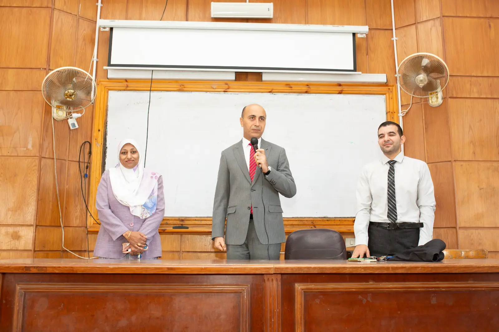 رئيس جامعة دمنهور يتفقد الدراسة ويوجه بدمج الطلاب الجدد وذوي الهمم - 1000141571