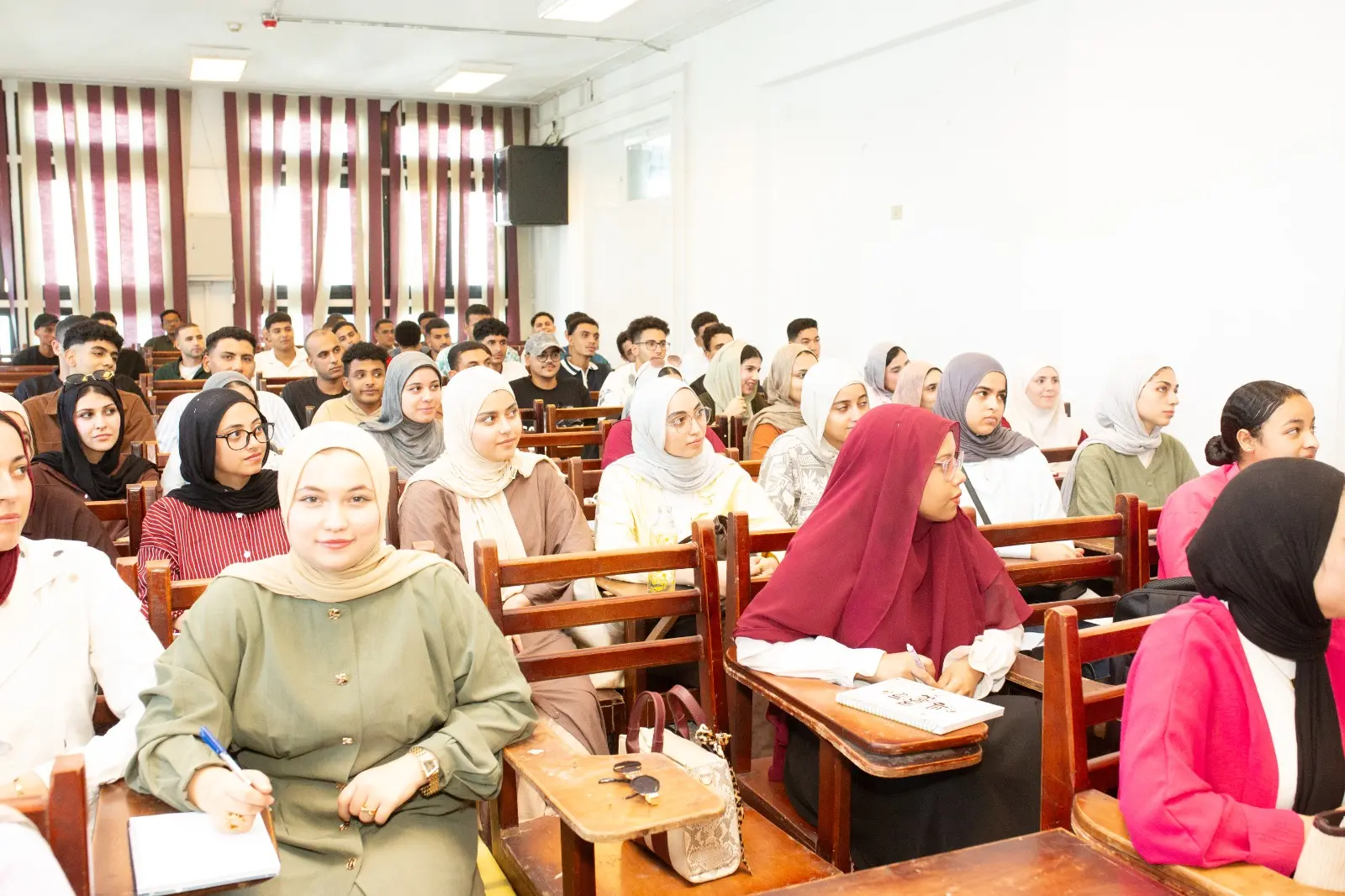 رئيس جامعة دمنهور يتفقد الدراسة ويوجه بدمج الطلاب الجدد وذوي الهمم - 1000141572