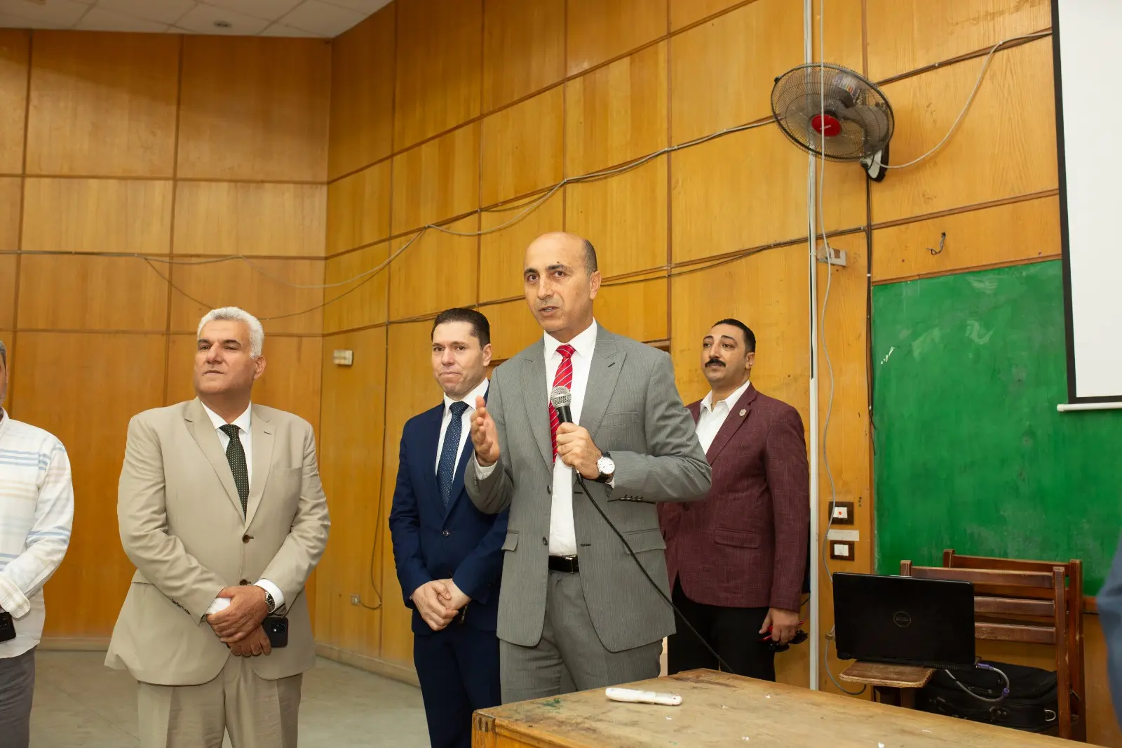 رئيس جامعة دمنهور يتفقد الدراسة ويوجه بدمج الطلاب الجدد وذوي الهمم - 1000141573
