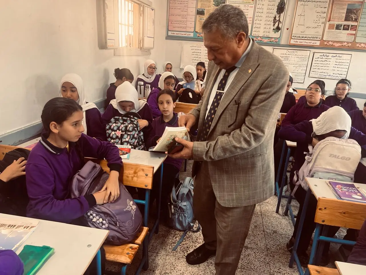 من داخل الفصول.. وكيل تعليم البحيرة يفاجئ طالبات مدرسة بدمنهور - 1000159932