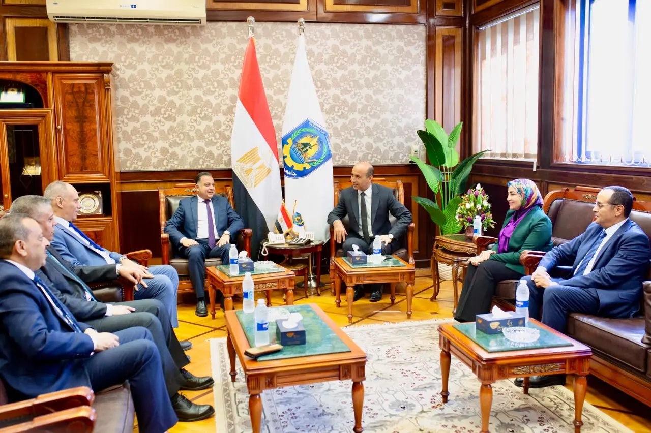 جامعة دمنهور والبريد المصري.. خدمات جديدة للطلاب دون عناء - 1000189198