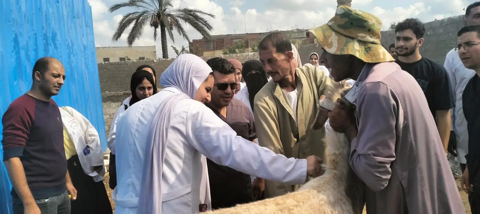 جامعة دمنهور تفاجئ أهالي النخلة البحرية بقافلة شاملة - 1000212431
