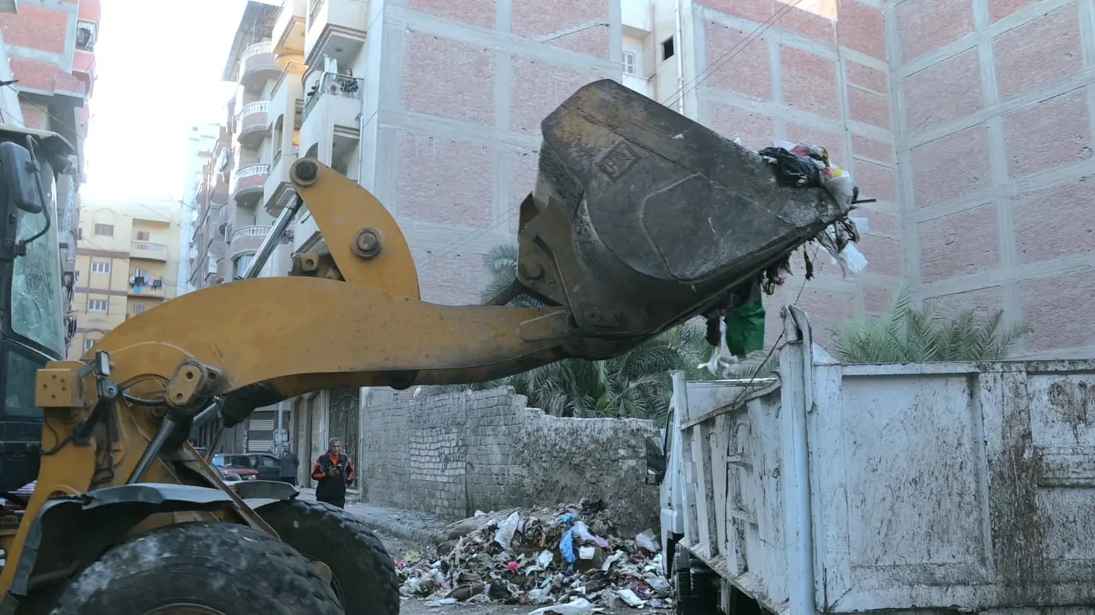 محافظ البحيرة تتابع ميدانيًا رفع تراكمات القمامة بشبرا دمنهور - 1000216610