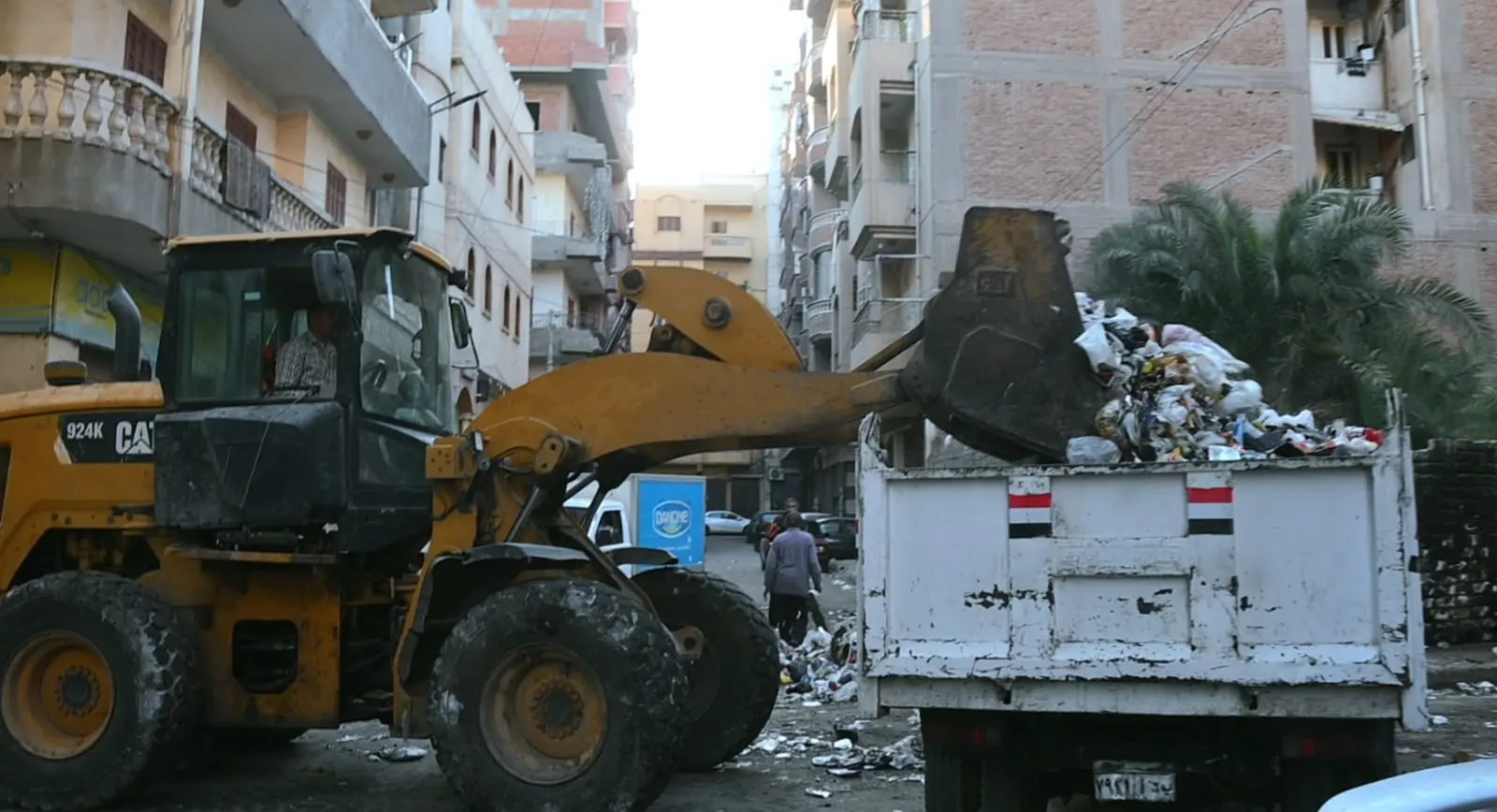 محافظ البحيرة تتابع ميدانيًا رفع تراكمات القمامة بشبرا دمنهور - 1000216612