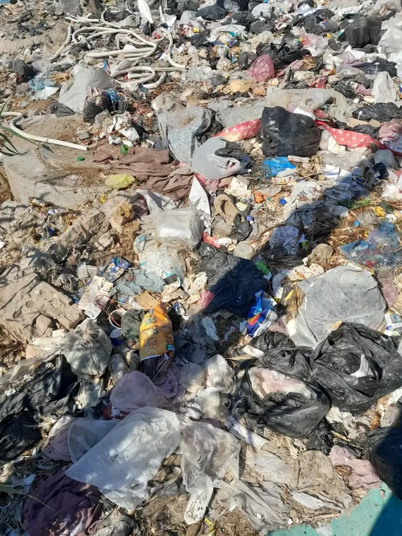 أكوام القمامة تحاصر عزبة رستم بدمنهور.. والأهالي يستغيثون بمحافظ البحيرة - 1000229723