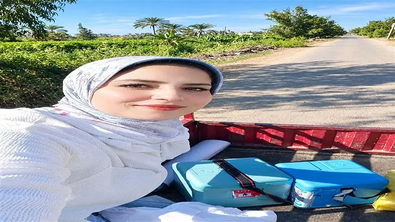 على ظهر تروسيكل.. طبيبة من رشيد تواصل تطعيم الأطفال رغم صعوبة الطريق - 1000229776