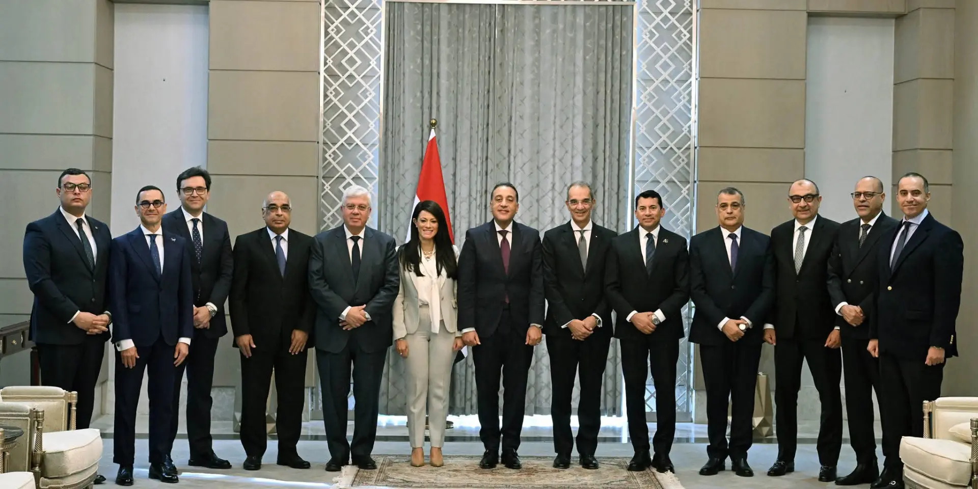 رئيس الوزراء يُكرم الوزراء السابقين .. ويؤكد: نستكمل ما بناه السابقون .. وهدفنا جميعًا خدمة المواطن