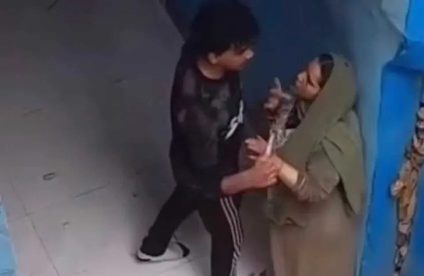 قلب الأم.. ابنها اعتدى عليها بسكين وتنازلت عن المحضر لعدم حبسه