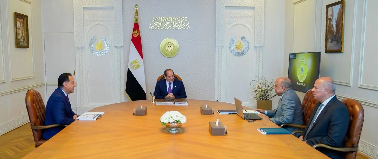 الرئيس يوجه بتوفير احتياجات القطاعات الإنتاجية والخدمية والتوسع فى مشروعات الطاقة المتجددة