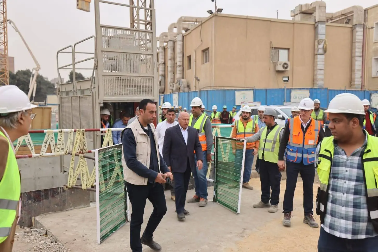 بيان النقل عن حدوث كسر بماسورة مياه وهبوط أرضي بجوار أحد العقارات بمصر القديمة