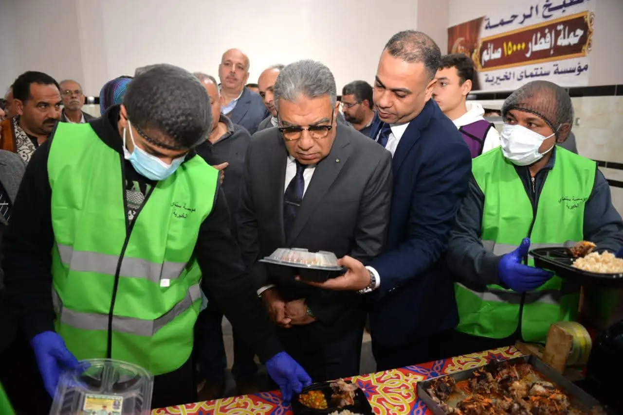 محافظ الدقهلية يشهد افتتاح مطبخ رمضان الخيرى بميت غمر لدعم الأسر الأولى بالرعاية - 1000255559