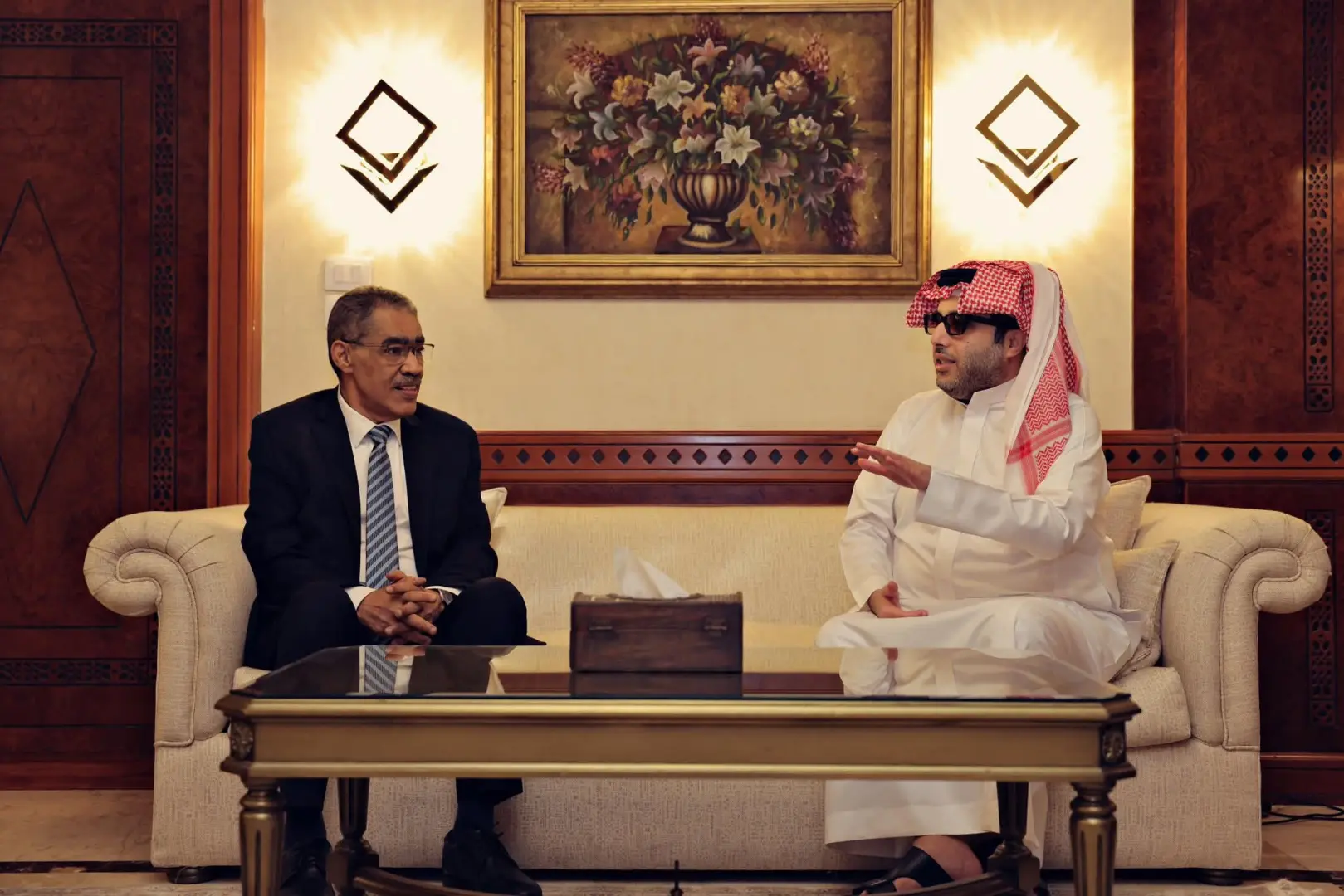 ترك آل الشيخ يصل مصر.. ووزير الإعلام فى استقباله