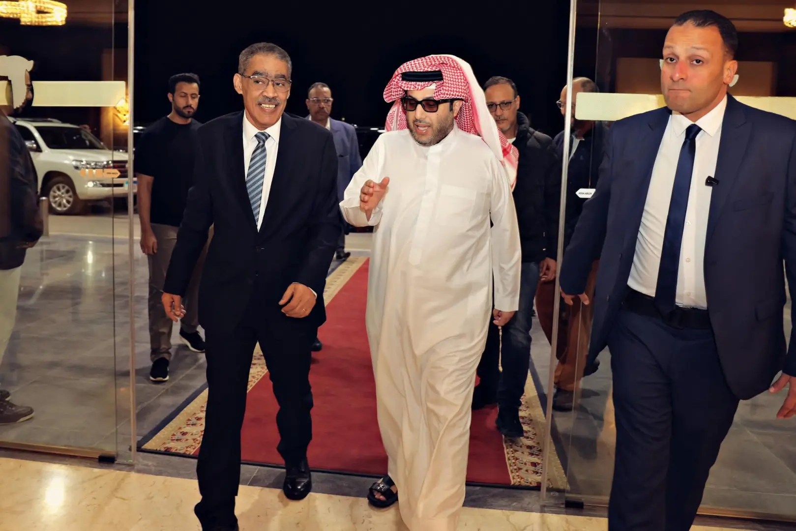 ترك آل الشيخ يصل مصر.. ووزير الإعلام فى استقباله - 1000257454