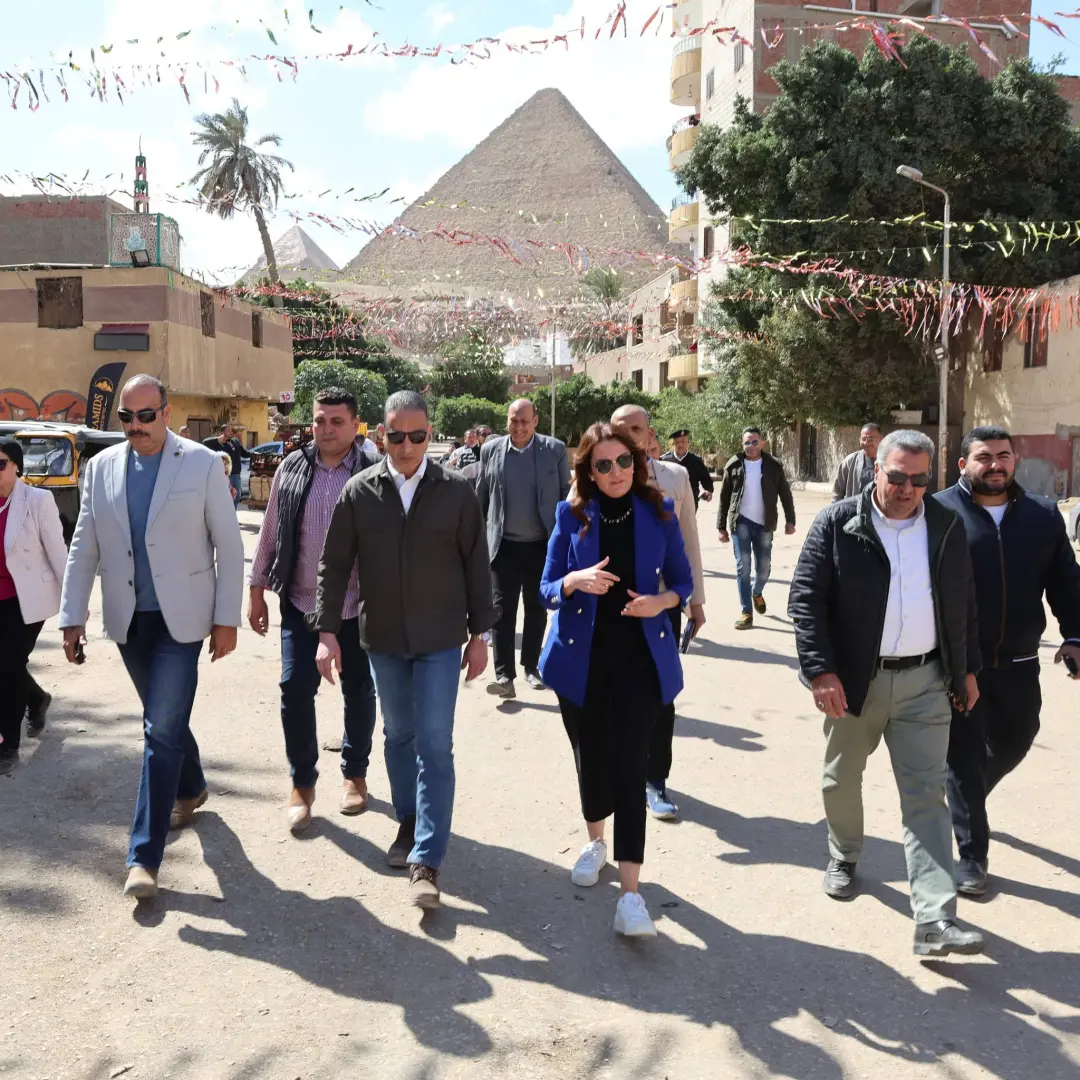 محافظ الجيزة يتفقد منطقة نزلة السمان ويتاع  مشروعات التطوير ورفع الكفاءة بالمناطق المحيطة بالأهرامات