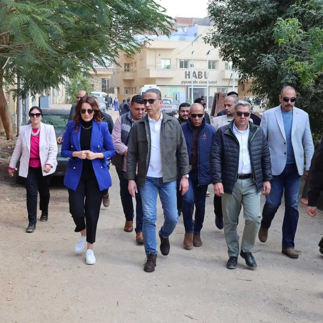 محافظ الجيزة يتفقد منطقة نزلة السمان ويتاع مشروعات التطوير ورفع الكفاءة بالمناطق المحيطة بالأهرامات - 1000257795