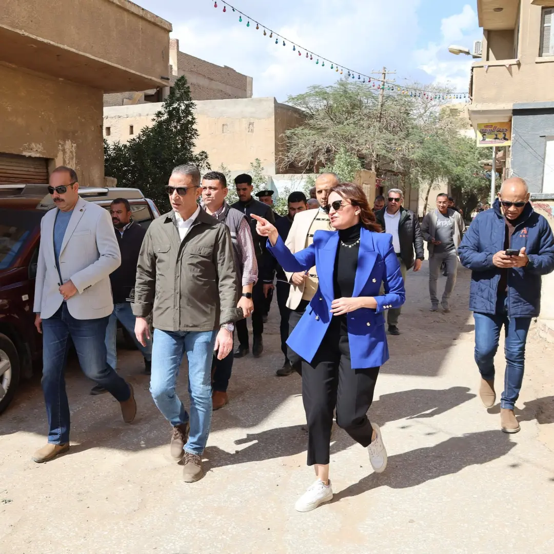 محافظ الجيزة يتفقد منطقة نزلة السمان ويتاع مشروعات التطوير ورفع الكفاءة بالمناطق المحيطة بالأهرامات - 1000257796