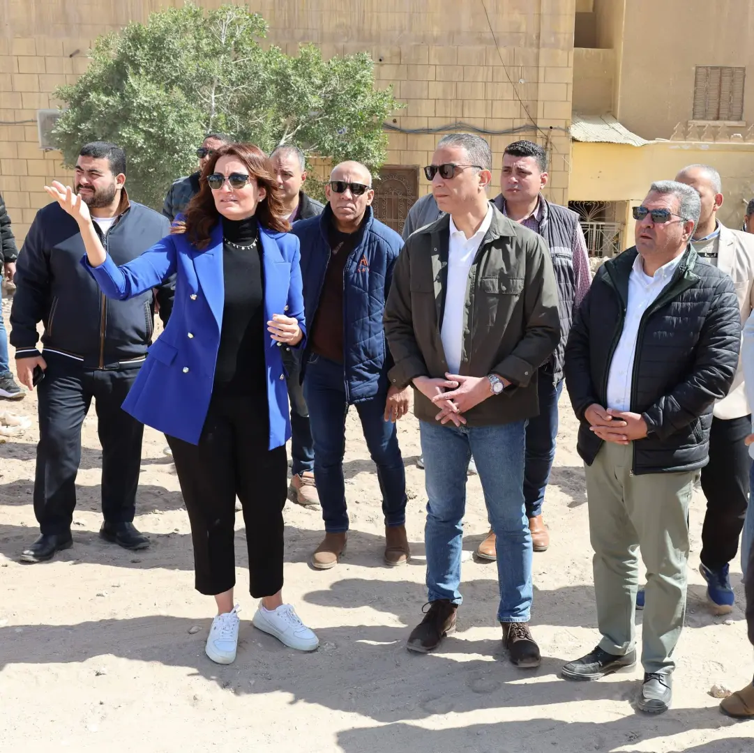 محافظ الجيزة يتفقد منطقة نزلة السمان ويتاع مشروعات التطوير ورفع الكفاءة بالمناطق المحيطة بالأهرامات - 1000257797