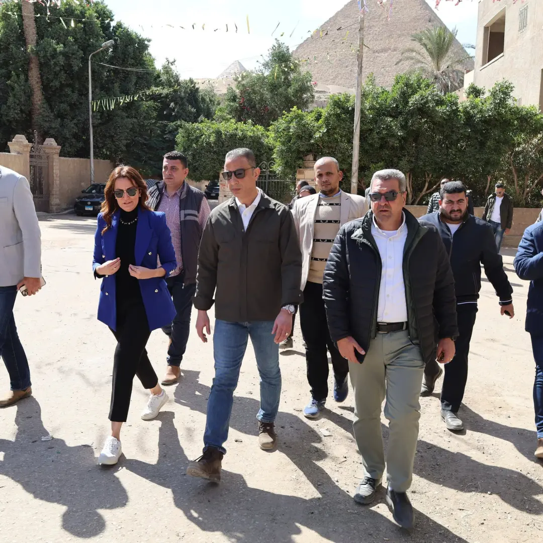 محافظ الجيزة يتفقد منطقة نزلة السمان ويتاع مشروعات التطوير ورفع الكفاءة بالمناطق المحيطة بالأهرامات - 1000257798
