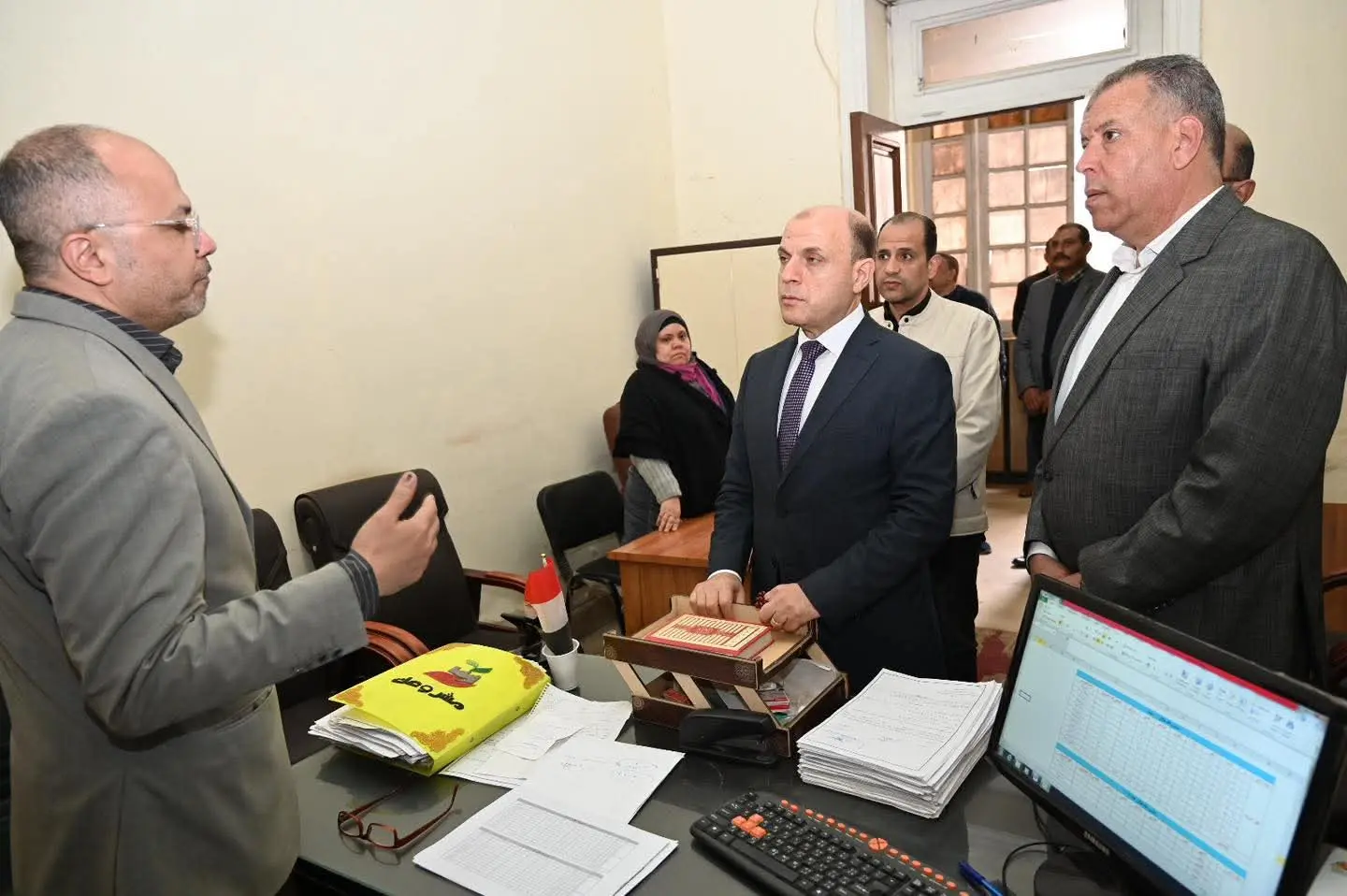 محافظ الغربية يتفقد إدارات مركز ومدينة كفر الزيات لتسريع الإنجاز - 1000257811