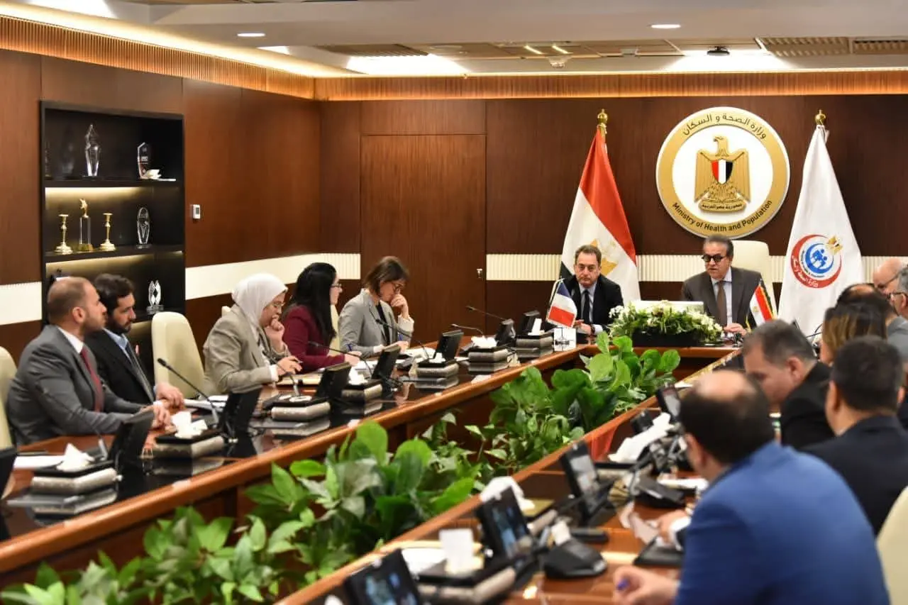 وزير الصحة يبحث مع سفير فرنسا دعم علاج مرضى الأورام القادمين من غزة بمستشفى «جوستاف روسي» - 1000257820