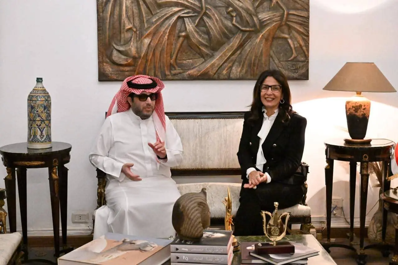 وزيرة الثقافة تبحث مع  المستشار تركى آل الشيخ تعزيز التعاون الثقافى والفنى بين البلدين