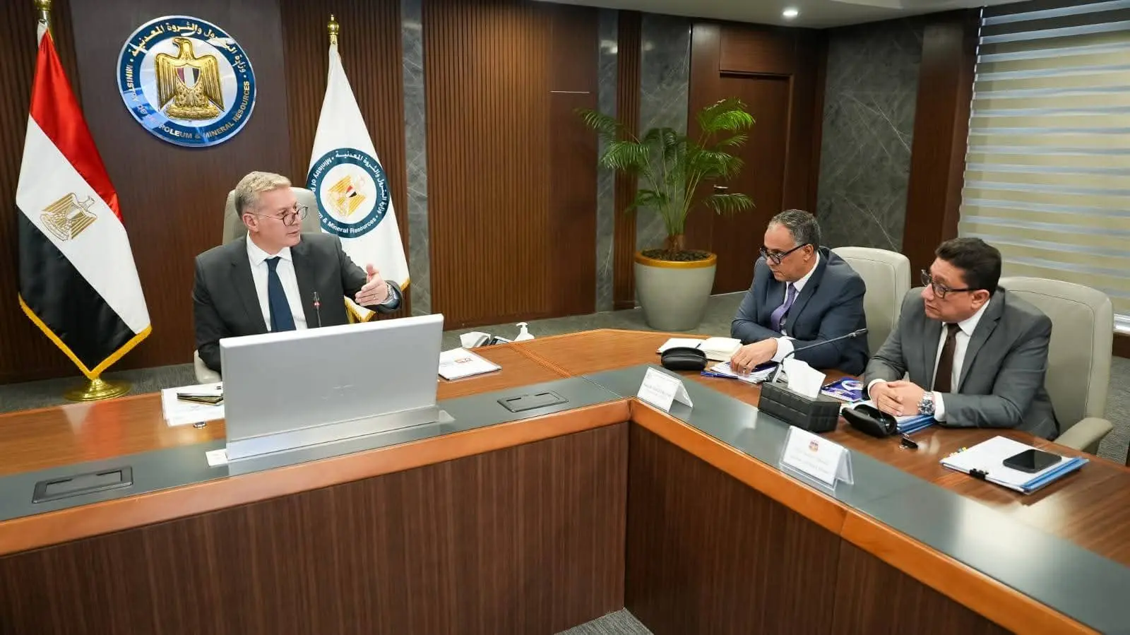 ميناء الحمراء البترولي يبدأ نشاط تخزين وتداول البترول الخام لحساب الغير - 1000259351