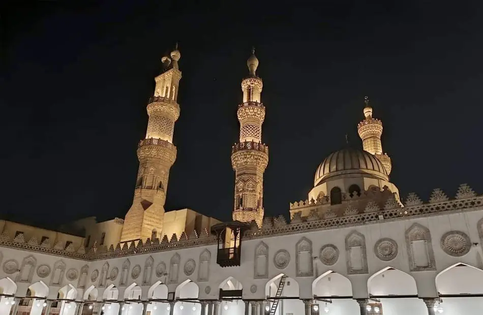 الجامع الأزهر ..ألف عامٍ وما زالت مآذنه تعانق السماء