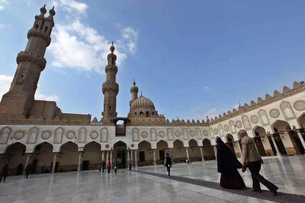 الجامع الأزهر ..ألف عامٍ وما زالت مآذنه تعانق السماء - 1000259453
