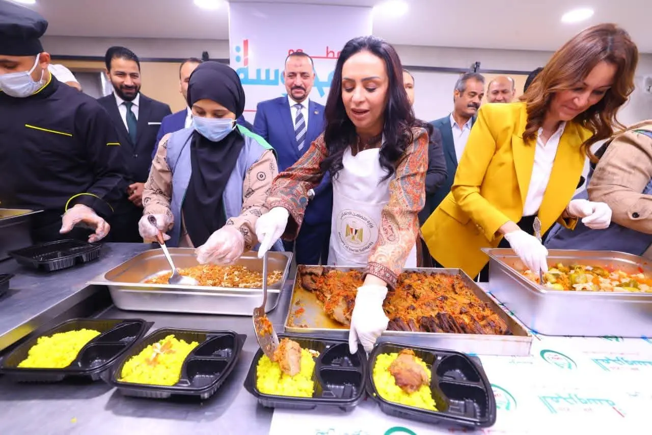 مايا مرسى تثمن الجهود المقدمة من مؤسسة يمن الخيرية فى الإطعام، - 1000259927