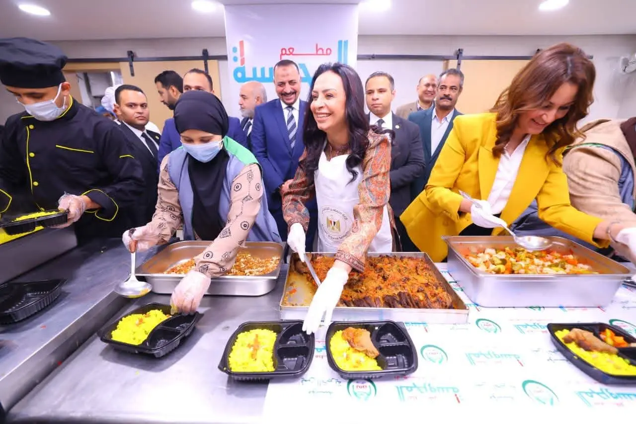 مايا مرسى تثمن الجهود المقدمة من مؤسسة يمن الخيرية فى الإطعام، - 1000259928