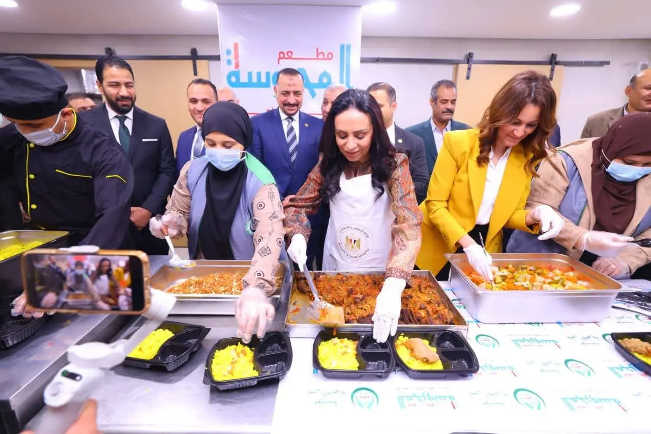 مايا مرسى تثمن الجهود المقدمة من مؤسسة يمن الخيرية فى الإطعام، - 1000259929