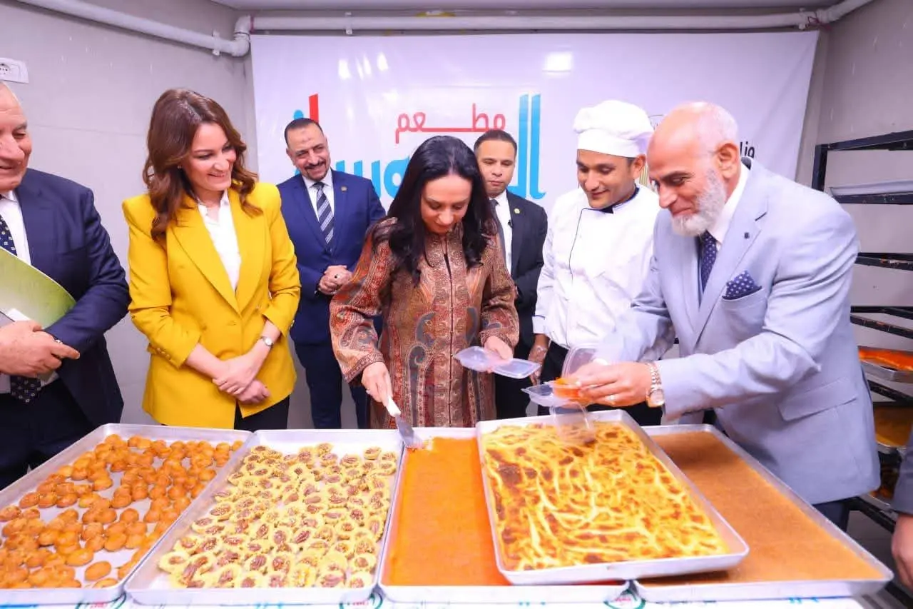 مايا مرسى تثمن الجهود المقدمة من مؤسسة يمن الخيرية فى الإطعام،