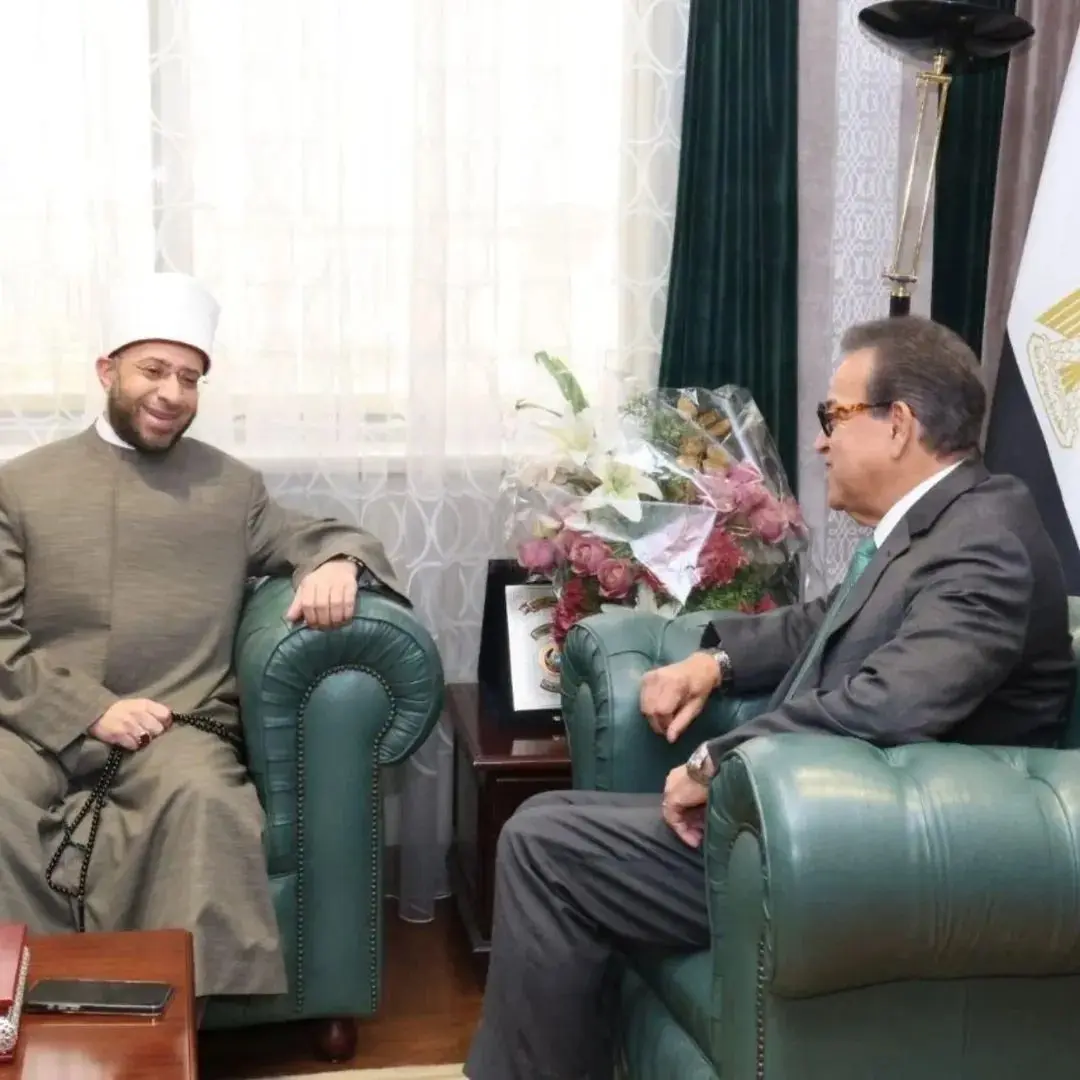 وزير الصحة يبحث مع وزيرى الأوقاف والثقافة توحيد الخطاب التوعوى فى مواجهة القضية السكانية - 1000259951