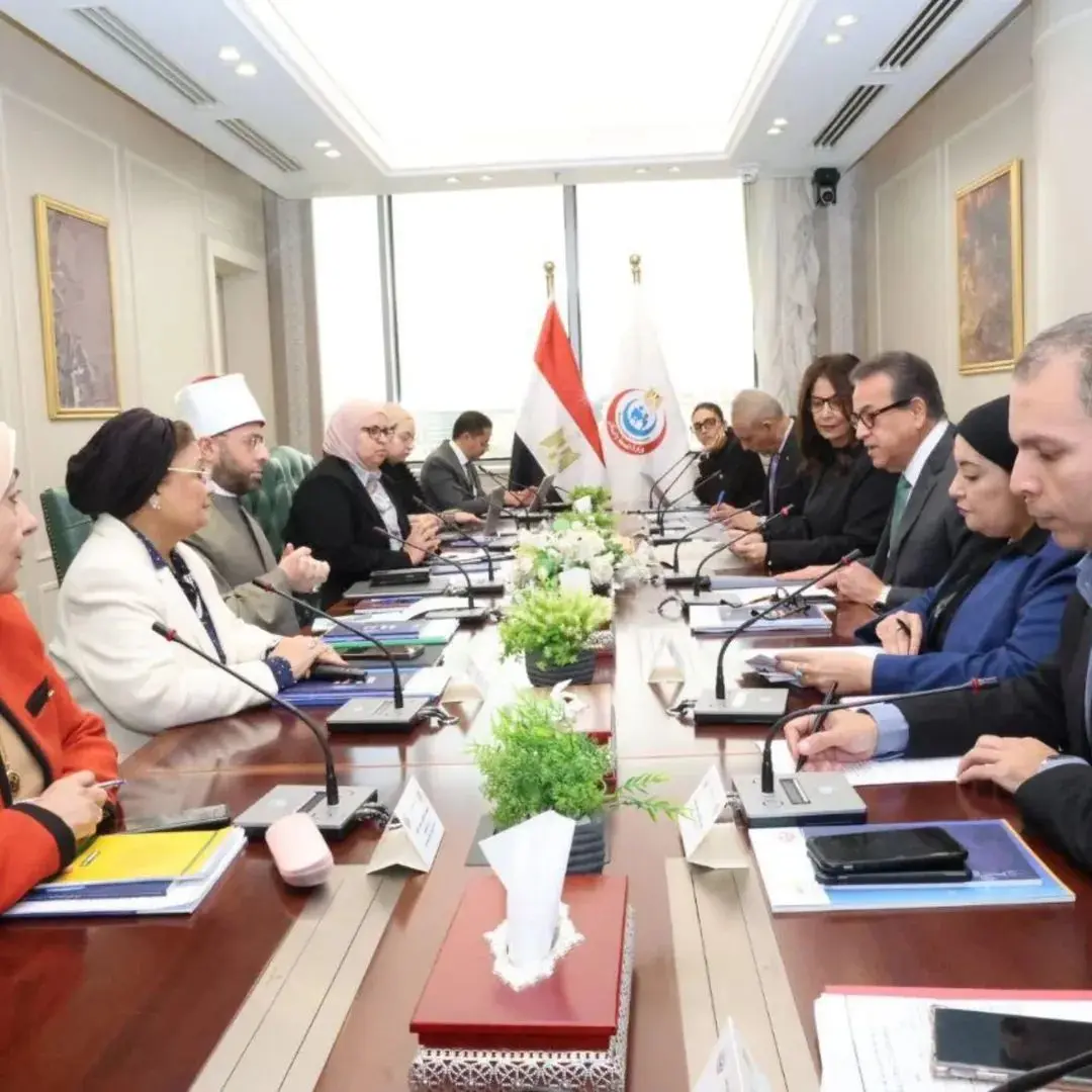 وزير الصحة يبحث مع وزيرى الأوقاف والثقافة توحيد الخطاب التوعوى فى مواجهة القضية السكانية - 1000259952