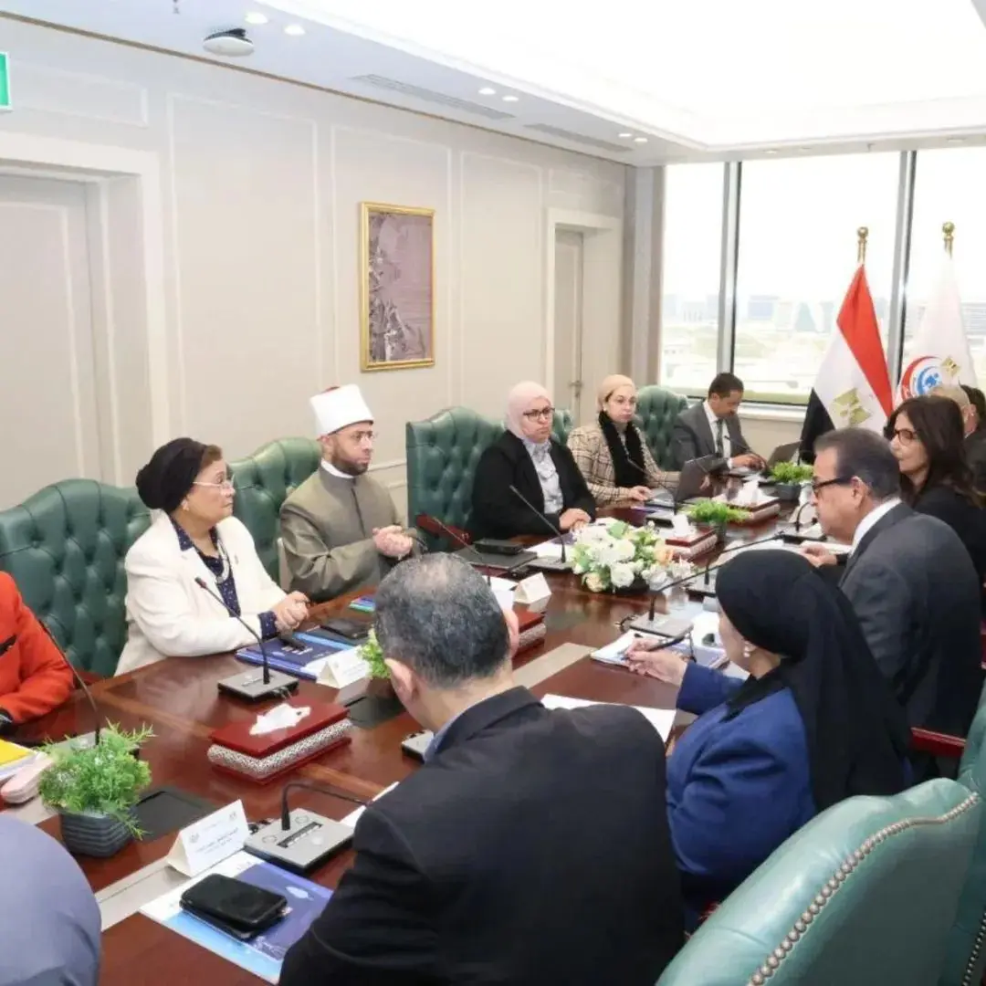 وزير الصحة يبحث مع وزيرى الأوقاف والثقافة توحيد الخطاب التوعوى فى مواجهة القضية السكانية - 1000259953