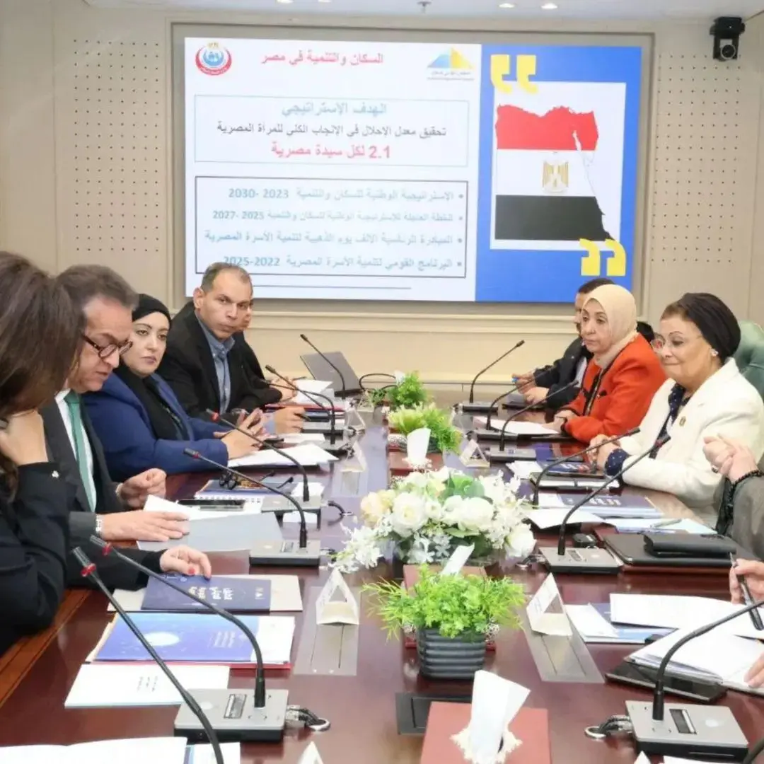 وزير الصحة يبحث مع وزيرى الأوقاف والثقافة توحيد الخطاب التوعوى فى مواجهة القضية السكانية - 1000259954
