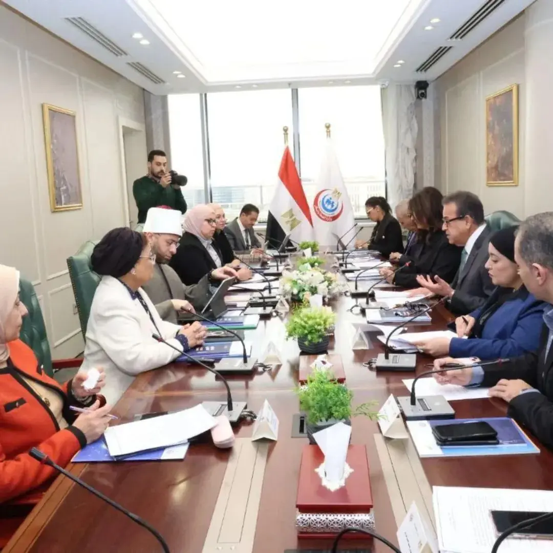 وزير الصحة يبحث مع وزيرى الأوقاف والثقافة توحيد الخطاب التوعوى فى مواجهة القضية السكانية